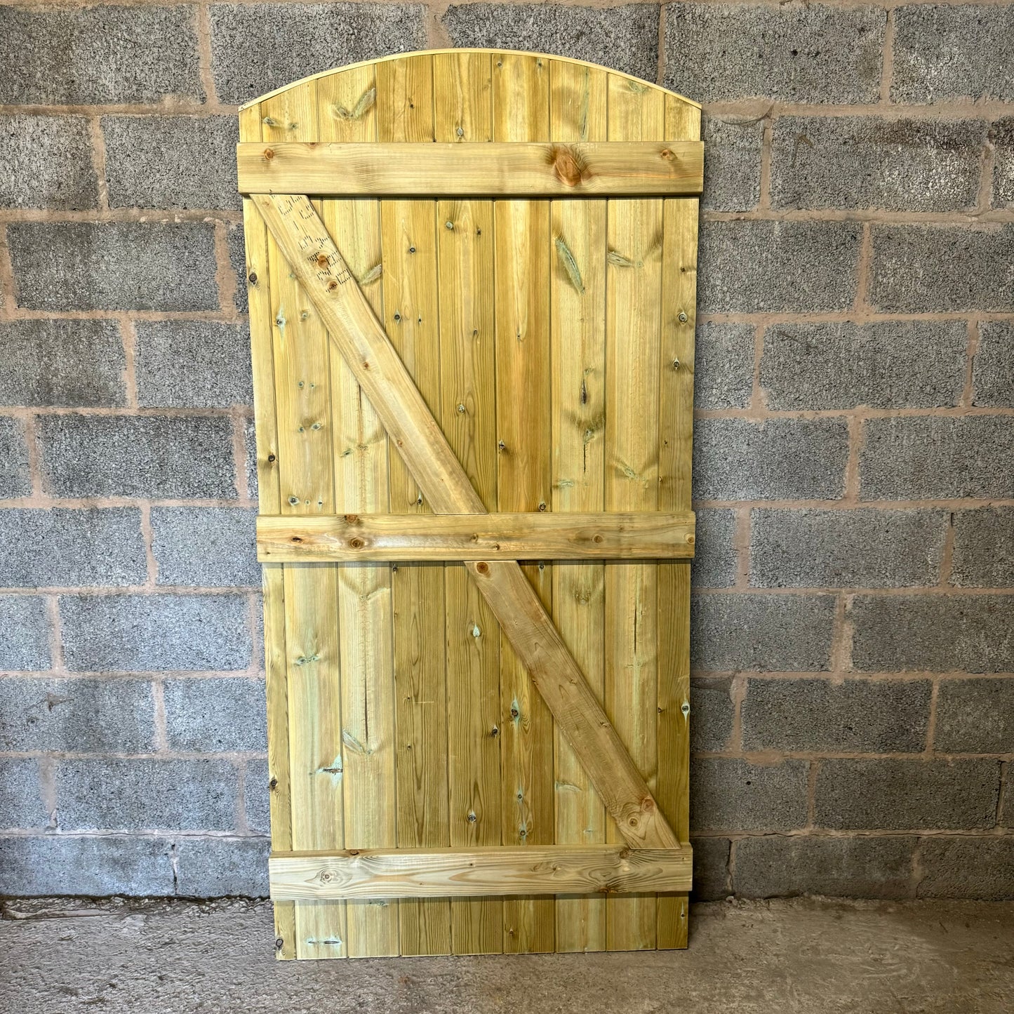 Tongue & Grove Arched Gate
